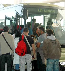 USUARIOS. Autobús del Consorcio de Transportes. / SUR/