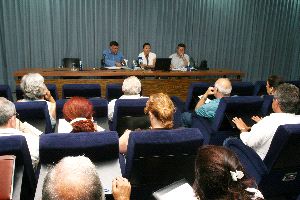 REUNIÓN. León y Jiménez al fondo, ayer con los vecinos. / J-LANZA/