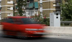 VALLE-INCLÁN. Caseta que contiene el cinemómetro para controlar la velocidad. / SALVADOR SALAS/