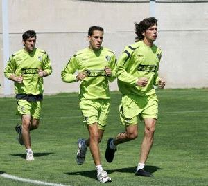 DEFENSA. Pedro Alcalá (derecha), en un entrenamiento del Málaga. / SUR/