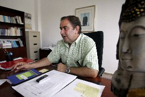 EXPERTO. Desde hace dos años, Sebastián Fernández dirige los trabajos de exhumación en el cementerio de San Rafael. / YOLANDA MONTIEL/