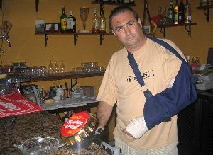 VÍCTIMA. Marco Antonio Nieto, en el bar que regenta. / FRANCISCO JIMÉNEZ/