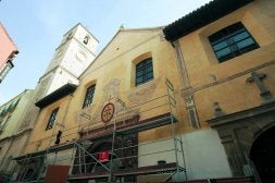 Aspecto que presenta la fachada de la iglesia, en la que aún quedan por retirar algunos andamios. / YOLANDA MONTIEL/