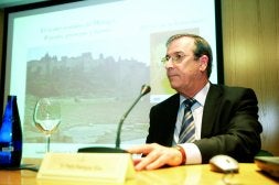 Pedro Rodríguez Oliva repasó ayer la historia del Teatro Romano. / YOLANDA MONTIEL/