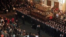Marineros dan escolta al trono, tras el cual desfilan la banda y los infantes. / E. NIETO/