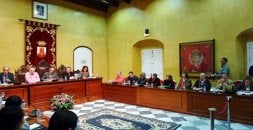 La Corporación sanroqueña debate uno de los puntos del pleno extraordinario celebrado ayer. /SUR/