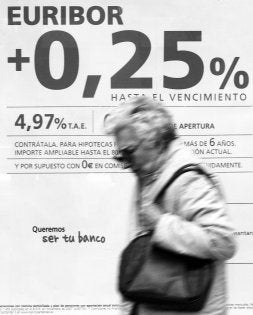 Las letras de la hipoteca son una pesada carga para las economías familiares. / EFE/