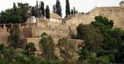 La cultura árabe ha dejado un legado muy extenso en Andalucía. Buena muestra es la Alcazaba de Málaga, construida por los musulmanes en el siglo XI en las faldas del monte Gibralfaro. / SUR/