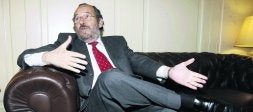 Enrique Linde ha ocupado diversos cargos en la Administración pública y actualmente es el presidente de la Autoridad Portuaria de Málaga. / SALVADOR SALAS/