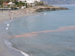 Imagen de una de las manchas de color anaranjado, ayer en la playa de La Torrecilla. / E. C./