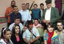 Rafael de la Torre, entre amigos, durante el homenaje que recibió ayer. / A. FUENTES/