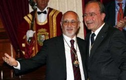Antonio Morales, con el alcalde Francisco de la Torre. / CARLOS MORET/