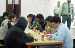 Inmigrantes en el centro de internamiento de Tarifa. / SUR ARCHIVO/