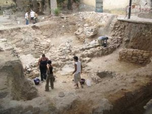 Un total de 28 becarios trabajarán en ellas durante cuatro turnos./ ÁNGEL DE JESÚS/
