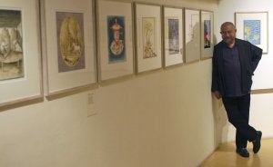 Pérez Villalta en la inauguración en Madrid de la exposición de sus dibujos para el libro 'Los viajes de Gulliver'. / SUR ARCHIVO/