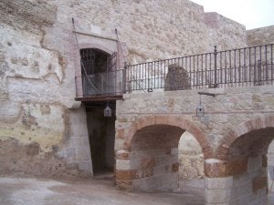 El estado que presenta el puente. / V. GARCÍA Imbroda observa la evolución de los trabajos. / V.G./