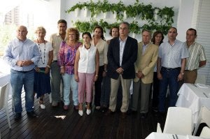 Los doce ediles socialistas que suscribieron la moción de censura, junto a su portavoz, Agustín Navarro (quinto por la dcha.), posan ayer en Benidorm. / EFE/