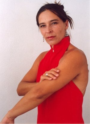 Teresa del Pozo firma las letras . / SUR/