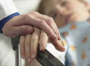 Los médicos disponen de un protocolo por el que informan a las autoridades de los casos sospechosos de maltrato. / SUR/