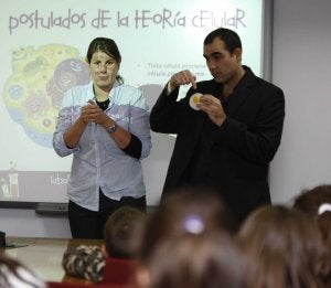 Un huevo frito de plástico les sirve a María Adriaensens y José Carlos Sánchez para explicar la célula. / ANTONIO SALAS/