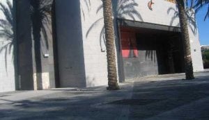 La estampa del auditorio es de pintadas, puertas forzadas y suciedad. / F. J./