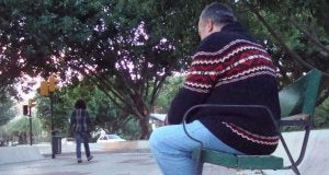 Aunque lo normal es que los retrovirales provoquen extrema delgadez, en el caso de Juan se le acumulan las grasas en el cuello, la espalda y el pecho. ::
FERNANDO GONZÁLEZ/