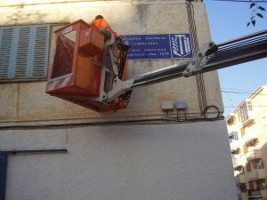 Operarios municipales retiran algunos de los simbolos que existían en las fachadas en la barriada de veleña de La Legión. ::
SUR/