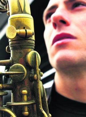 El malagueño Ernesto Aurignac posa con su saxofón. ::
SUR/