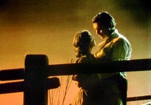 En la riqueza y en la pobreza. Los protagonistas de la película, Escarlata y Rhett, en uno de los fotogramas más recordados. :: SUR/
