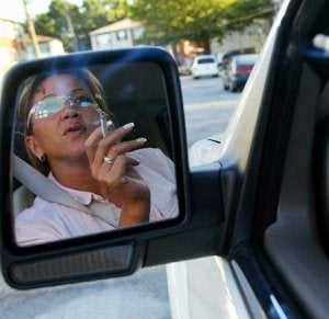 El consumo de tabaco es cada vez más frecuente entre la población femenina. ::
SUR/