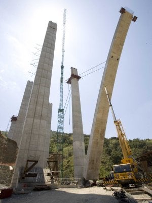 Pilares de uno de los viaductos de la futura autopista. :: ANTONIO SALAS/