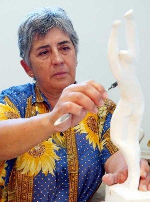 Elena Laverón presenta su escultura 'Mujer sentada con cuerpo fino'. ::
CARLOS MORET/
