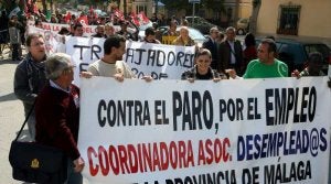 Un momento de la manifestación por las calles de Dos Hermanas. Luego recorrerían las barriadas Nuevo San Andrés y La Luz. :: CARLOS MORET/