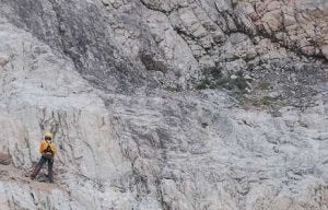 Técnicos especializados crean oquedades naturales en la pared suroeste de la explotación. ::
M. JAIME/
