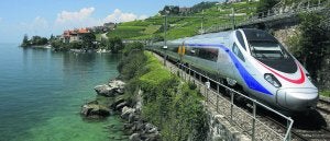 La protagonista de la nueva novela del malagueño Antonio Soler revive parte del pasado durante un recorrido en tren entre las ciudades suizas de Ginebra hasta Lausana para encontrarse con su hijo. ::
DENIS BALIBOUSE. REUTERS/