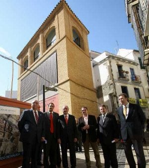 Cordero, Díaz, De la Torre, Bendodo, Maldonado y Bernal, ante la torre mudéjar. ::
ÁLVARO CABRERA/