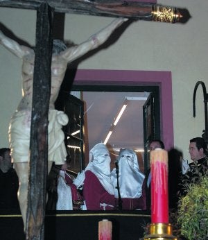 Indulto. Los dos presos que quedaron en libertad por obra y gracia del Cristo del Amor, en el balcón del conservatorio, en la plaza Puente Ronda. :: J-L/