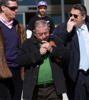 Antonio Díaz Navas, alcalde de Canillas de Albaida, a su salida de los juzgados. :: ANTONIO SALAS/