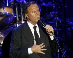 Julio Iglesias, durante uno de sus conciertos. ::
SUR/
