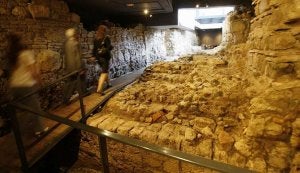 La intervención más reciente sobre la muralla se ha realizado en el hotel Posada del Patio, donde se ha integrado y se puede visitar en los bajos del edificio. ::
SALVADOR SALAS/