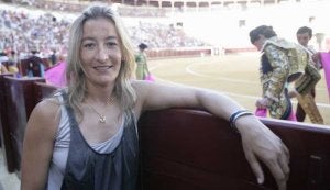 Mari Paz Vega en el callejón de La Malagueta, durante una corrida de toros de la feria. :: ÁLVARO CABRERA/