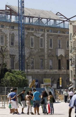 La nueva cubierta empieza a dibujarse en la parte superior del palacio de la Aduana. ::/
