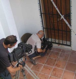 Dos cámaras graban imágenes en la entrada del apartamento donde se produjo el crimen. ::
FRANCISCO JIMÉNEZ/