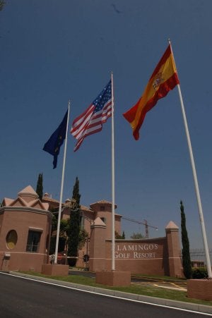 La bandera de EEUU ya ondea a la entrada del hotel. :: JOSELE-LANZA/