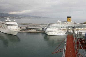 Vista de varios cruceros atracados junto a la estación marítima, ubicada en el dique de Levante del Puerto de Málaga. ::
SUR/