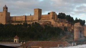 Vista actual de la alcazaba árabe, el recinto fortificado de la medina de Antaquira cuya derrota supuso un triunfo para el Infante don Fernando. :: ANTONIO FUENTES/
