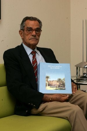 Ctesifonte López, con su libro 'De La Caleta al cielo'. :: J. A. PORTILLO/