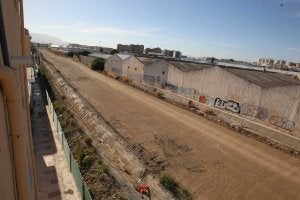 Año y medio lleva el antiguo corredor ferroviario sin el paso de los trenes. Los malagueños no pueden disfrutar de esta avenida. :: SALVADOR SALAS/