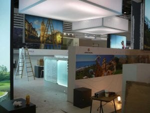 El 'stand' de Andalucía recibía ayer los últimos retoques antes de la inauguración hoy de la WTM ::
FÉLIX LORENZO/
