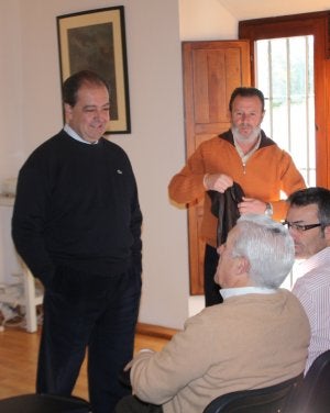 Jiménez habla con el ex presidente Antonio Burgos. ::
A. F./